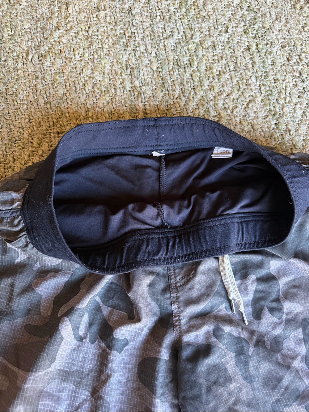 Vuori Shorts Men’s L — Grey Camo, Lined, Zip Pockets - Picture 2 of 3